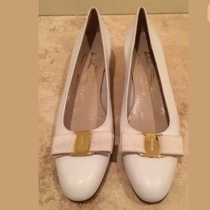 SALVATORE FERRAGAMO Ivory Vara Bow Heels Italy NEW